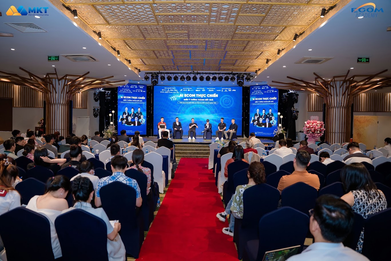 Guests and speakers have exchanges and answers.