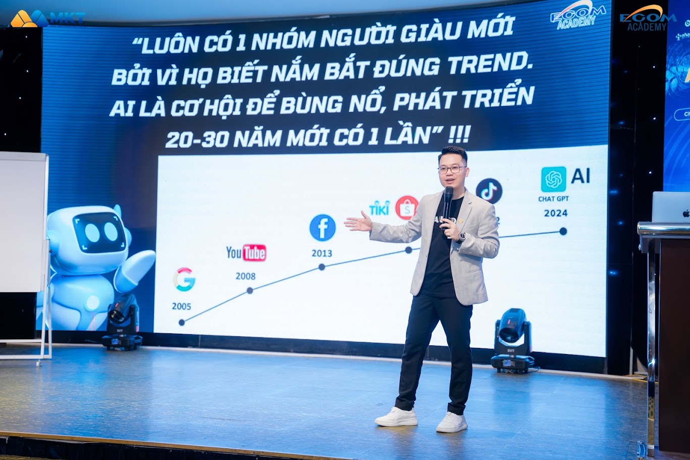 Keynote speaker Mr. Văn Chính at the conference.
